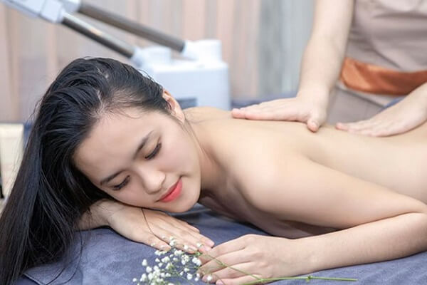 phuong-phap-massage-giam-dau-co-lung-ben-trai-3